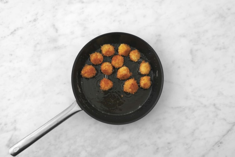 Reboza y fríe las bolitas