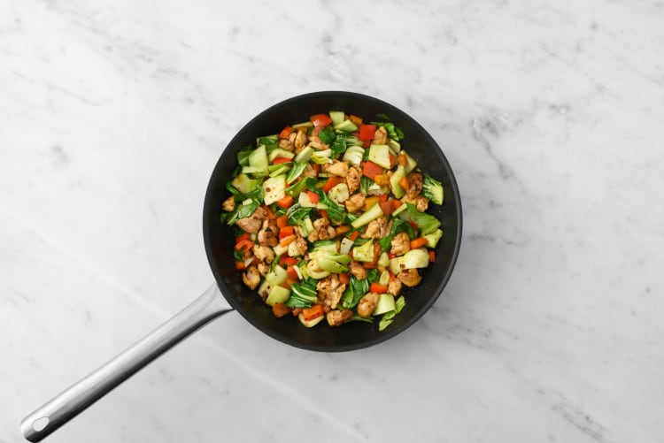 Commencer le poulet et cuire les légumes