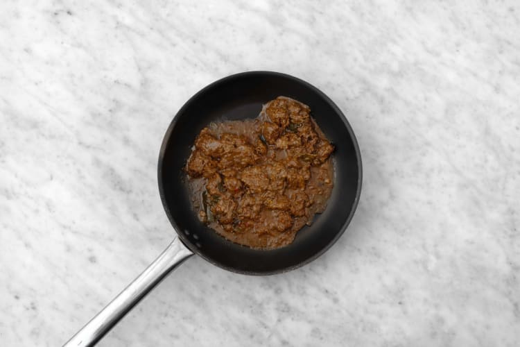 Kip met satésaus en rendang