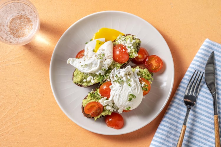 Smashed avocado toast met ei en cherrytomaten