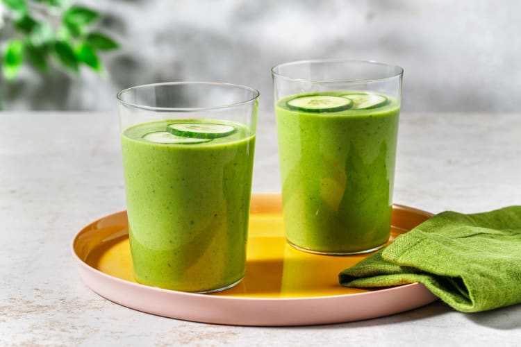 Green booster smoothie met mango, komkommer en spinazie