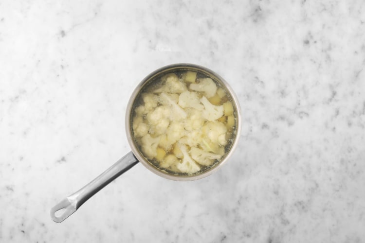 Cocina la coliflor y la patata