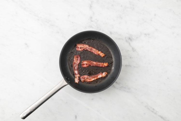 Rosolare bacon e crostini