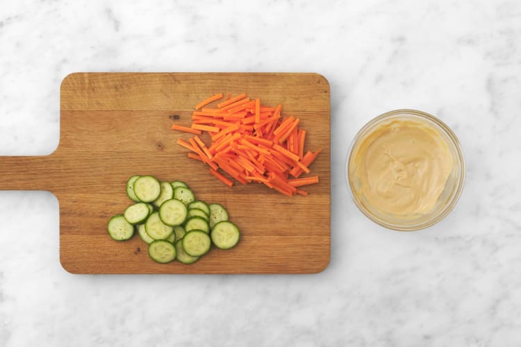 Preparare la salsa e condire le carote