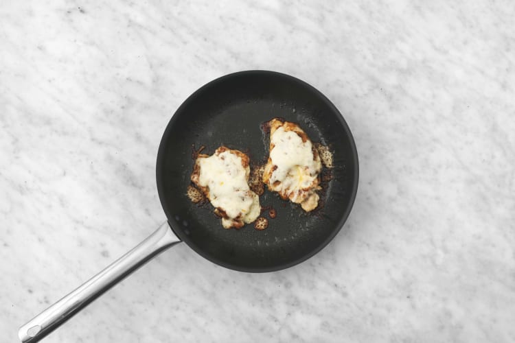 Cuocere la carne e tostare il pane