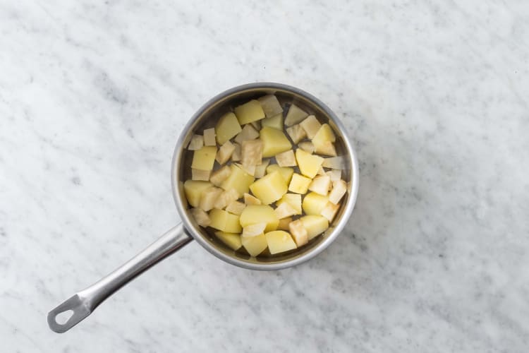 Aardappelen en knolselderij koken