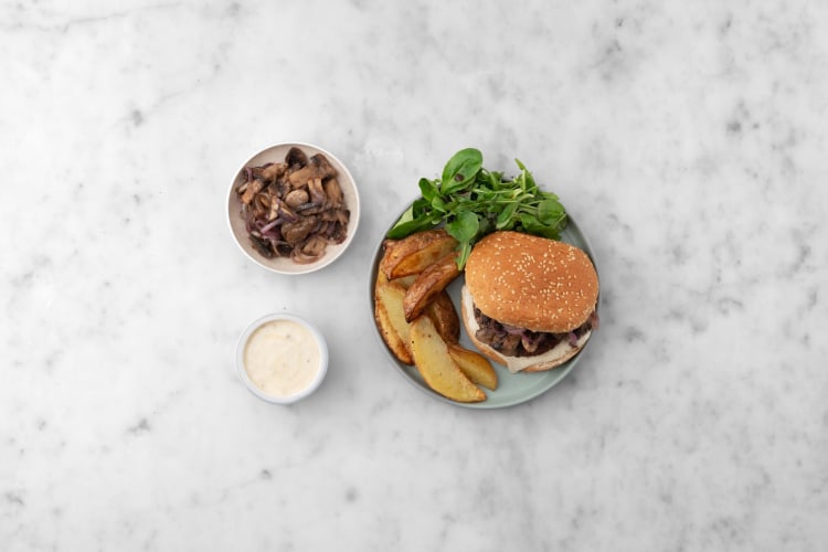 Vegetarische hamburger met gebakken ui en champignons Recept | HelloFresh