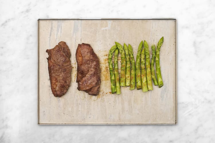 Cuire les steaks et les asperges