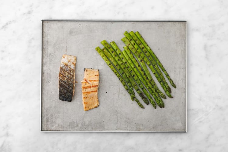 Grill salmon and asparagus