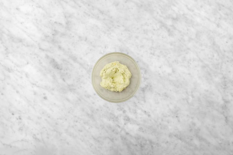 Make guacamole crema