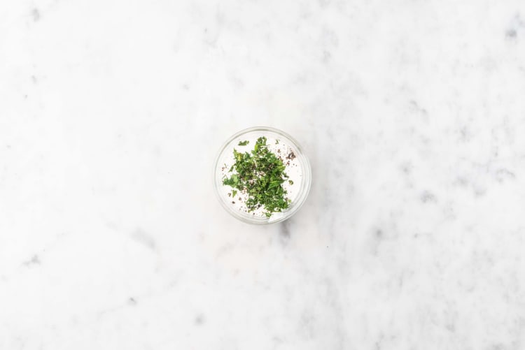 Préparer le yaourt aux fines herbes