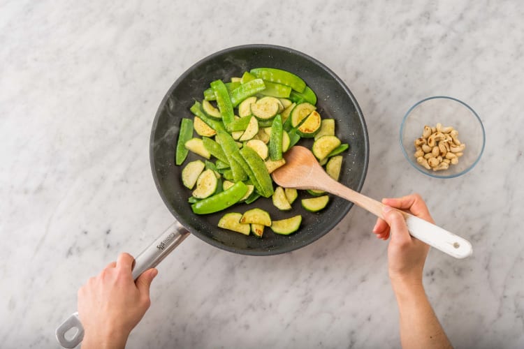 Faire griller les noix de cajou et faire cuire les légumes