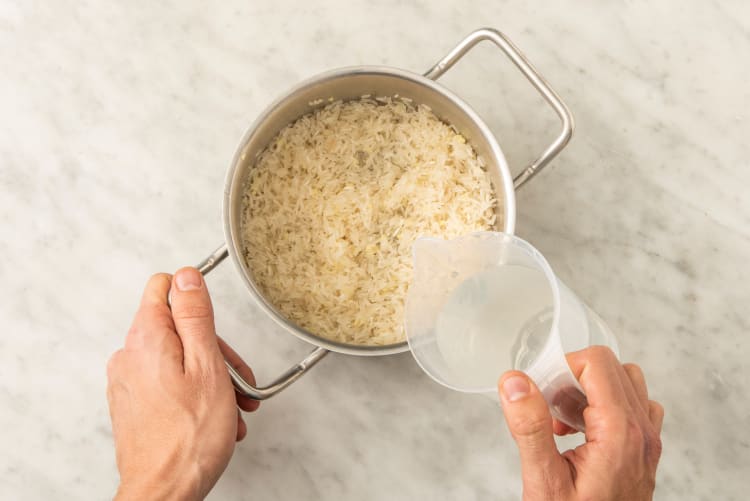 Préparer le riz au gingembre et à la noix de coco