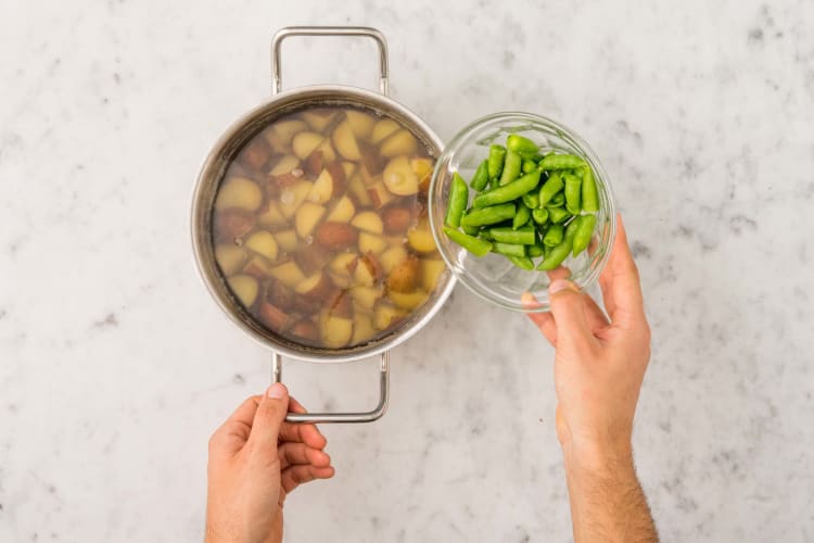 Faire cuire les pommes de terre et les pois sucrés