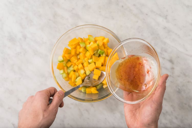 Gurken-Mango-Salat zubereiten