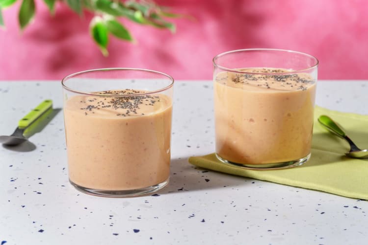 Smoothie mangue-framboise au lait de coco garni de graines de chia