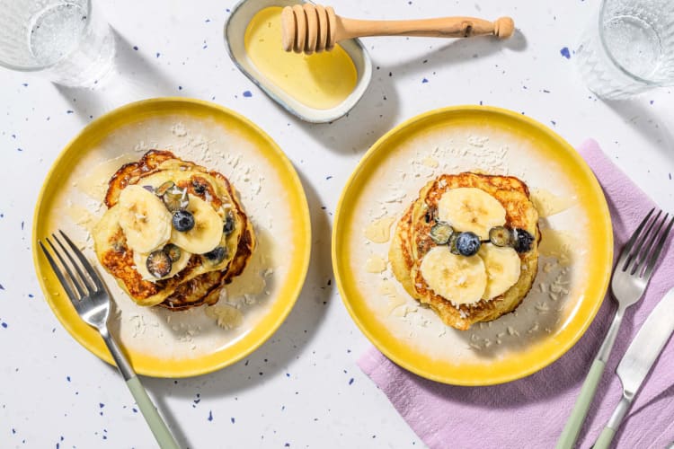 Pancakes à la banane, myrtilles et noix de coco râpée