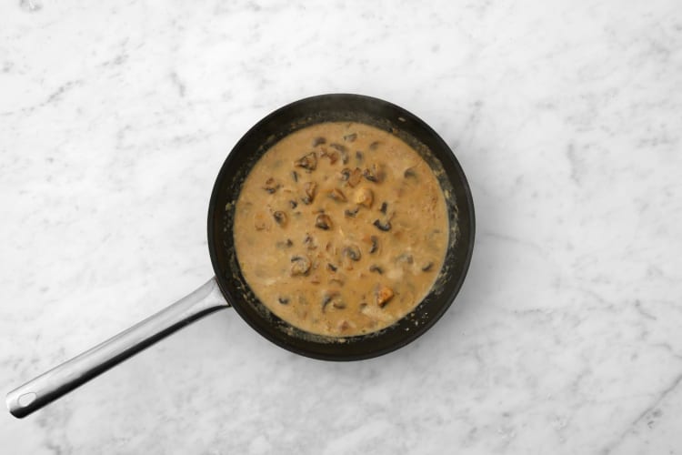 Terminer la sauce champignons- crème sure