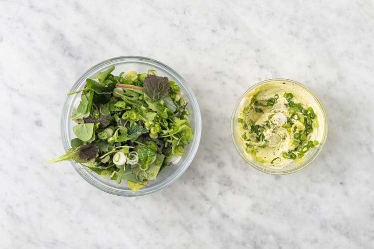 Préparer la salade et la sauce déesse verte