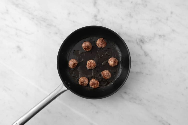 Cuire les boulettes de viande