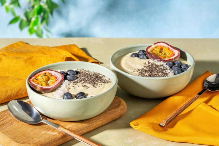 Mangosmoothiebowl met blauwe bessen en passievrucht