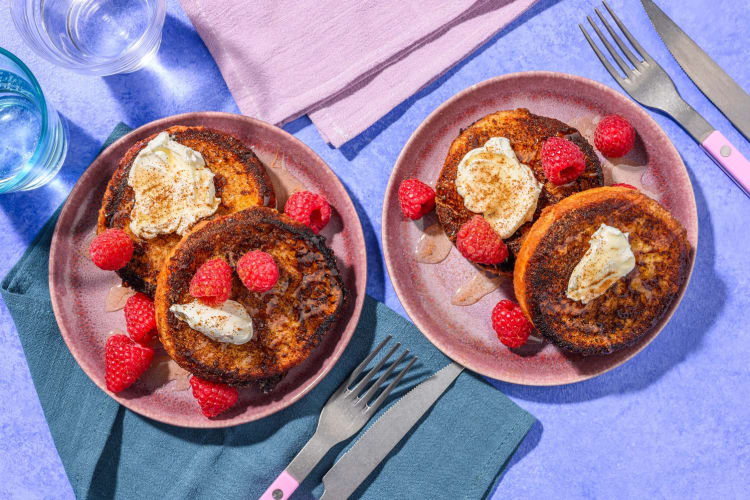 Pain perdu brioché servi avec du mascarpone, garni de framboises et de cannelle