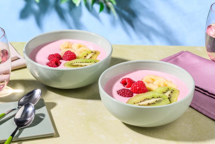 Roze smoothiebowl met frambozen, kiwi en banaan