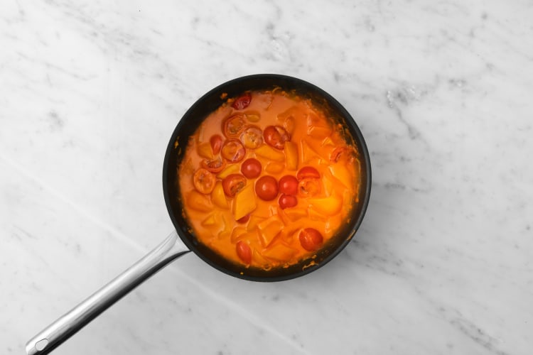 Préparer la sauce à la tomate et aux poivrons