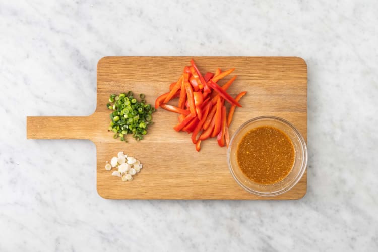 Préparer et mélanger la sauce  pour nouilles