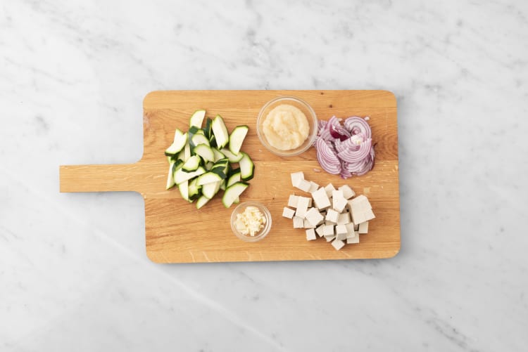 Prepara las verduras y marina el tofu