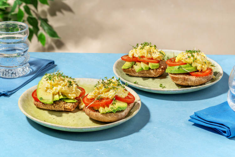 Toasts à l'avocat et aux œufs brouillés