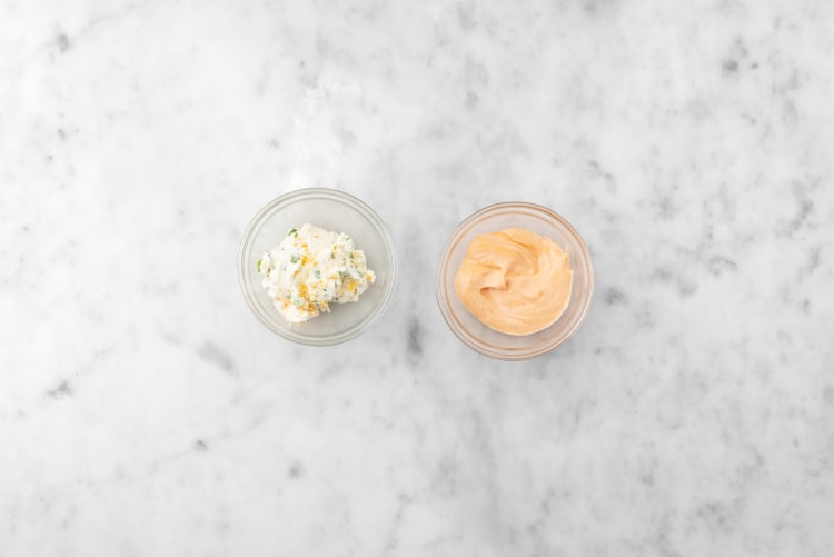 Préparer la garniture pour galettes et la mayo épicée