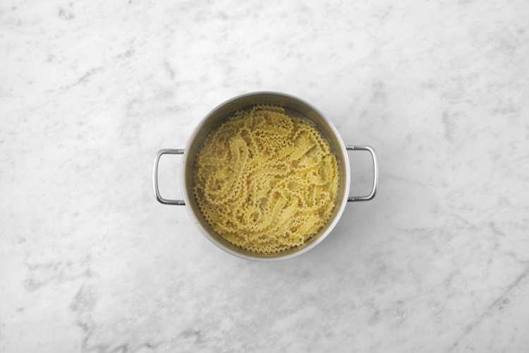 Boil the mafaldine