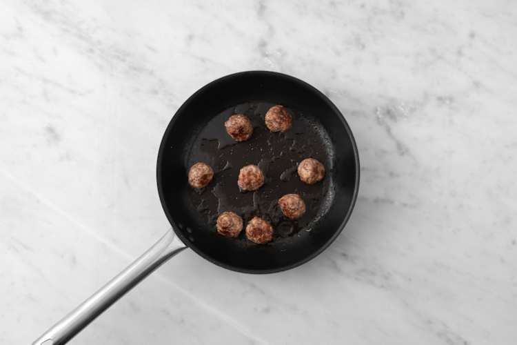 Cuire les boulettes de viande