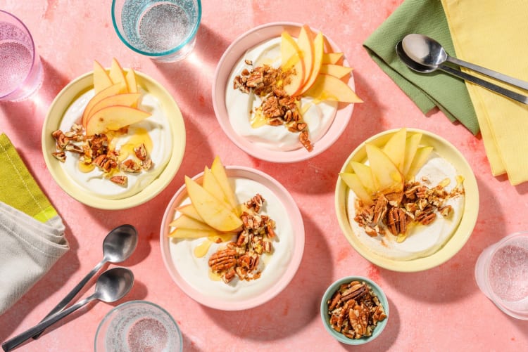 Bowls au yaourt garnis de pomme et de noix de pécan