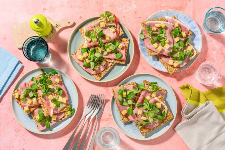 Crackers au jambon fumé et dés de fromage aux fines herbes