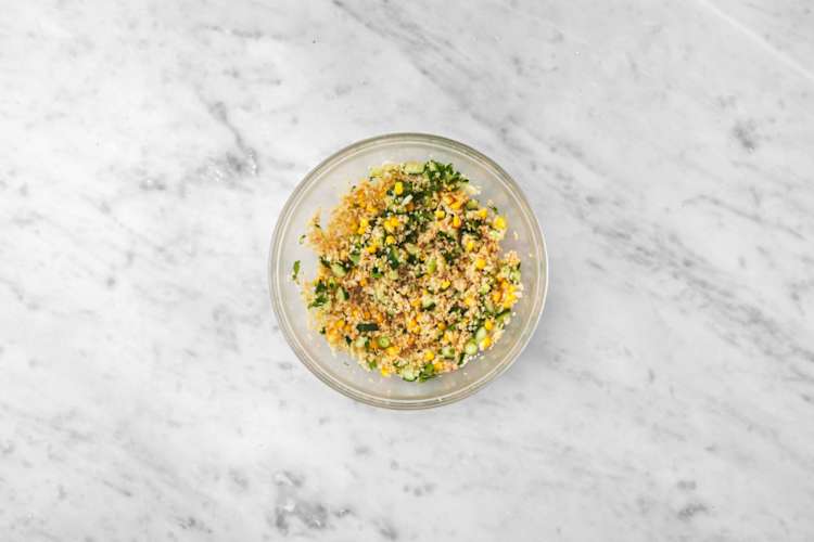 Bulgursalat mischen