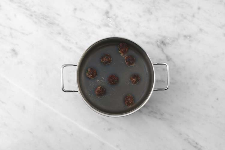 Cocina las albóndigas