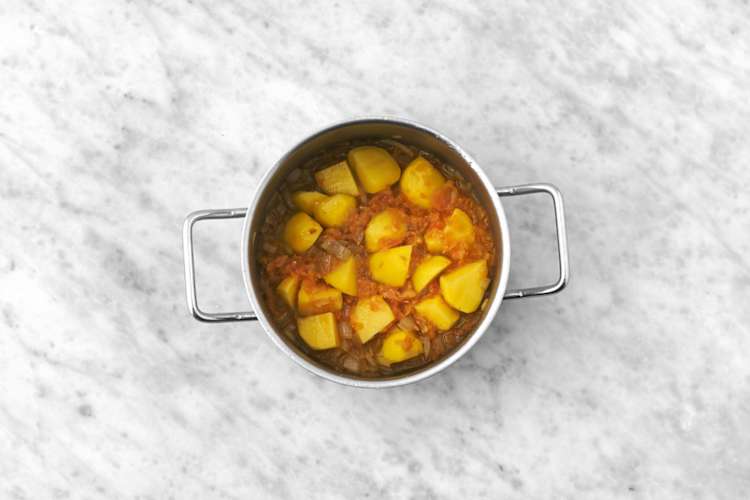 Añade las patatas