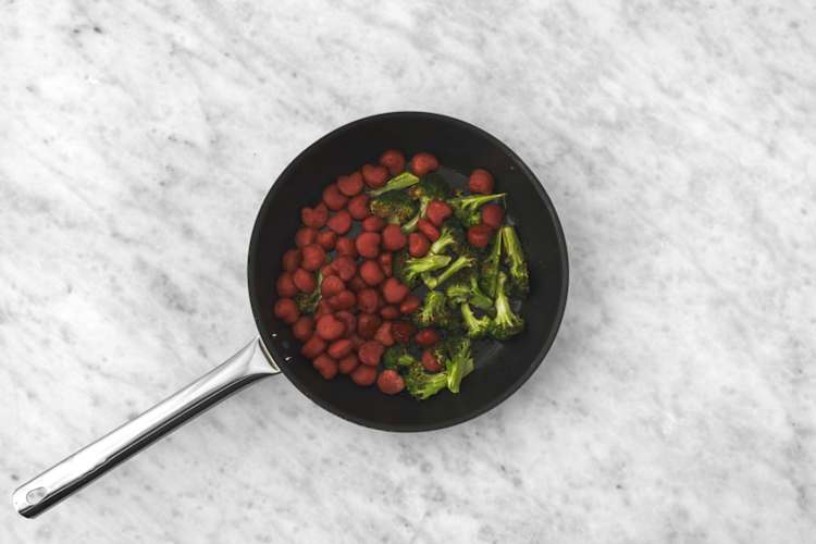 Broccoli und Gnocchi braten