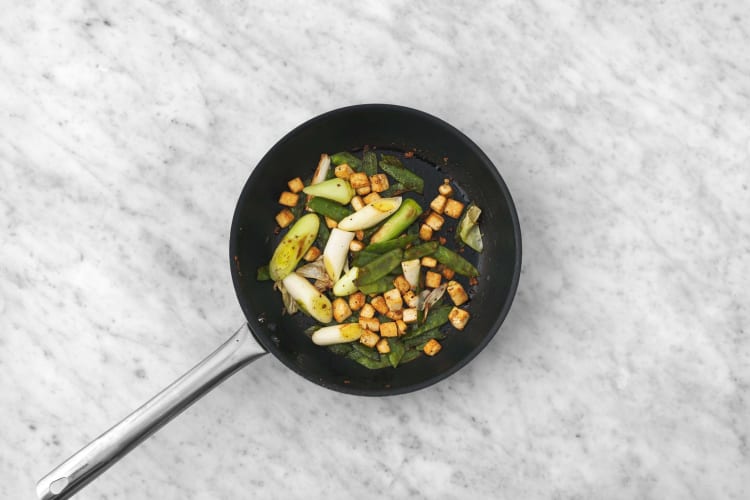 Saltea las verduras y el tofu