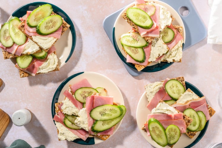 Hartige crackers met ham, komkommer en kruidenroomkaas