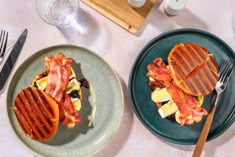 Briochetosti brie en ontbijtspek