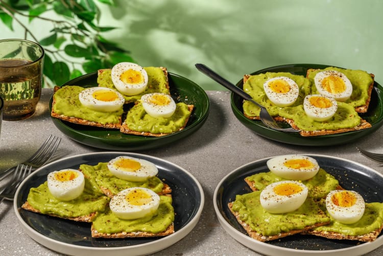 Crackers met avocado en eieren