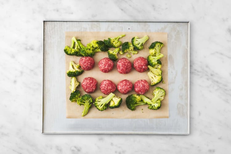 Bag kødboller og broccoli