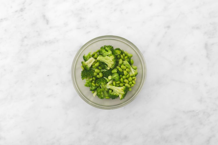 Make rice seasoning and blanch broccoli