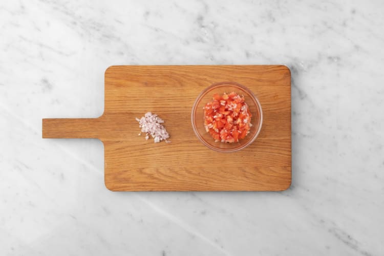 Prepara el pico de gallo