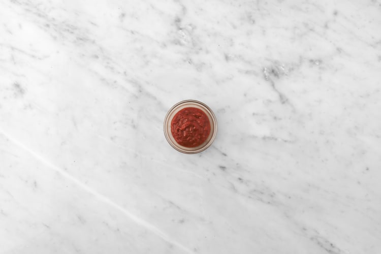 Condire l'insalata e preparare la salsa