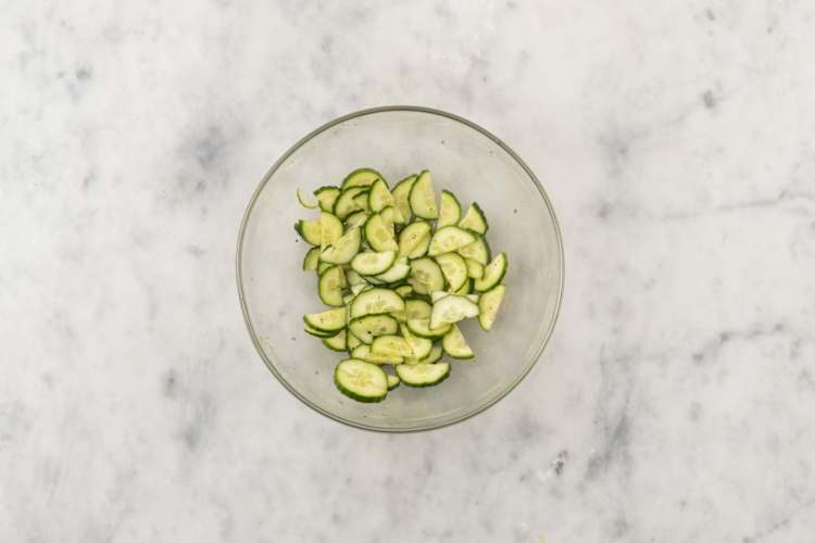 Komkommersalade maken