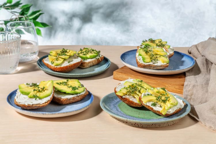 Belegde broodjes met avocado en verse geitenkaas